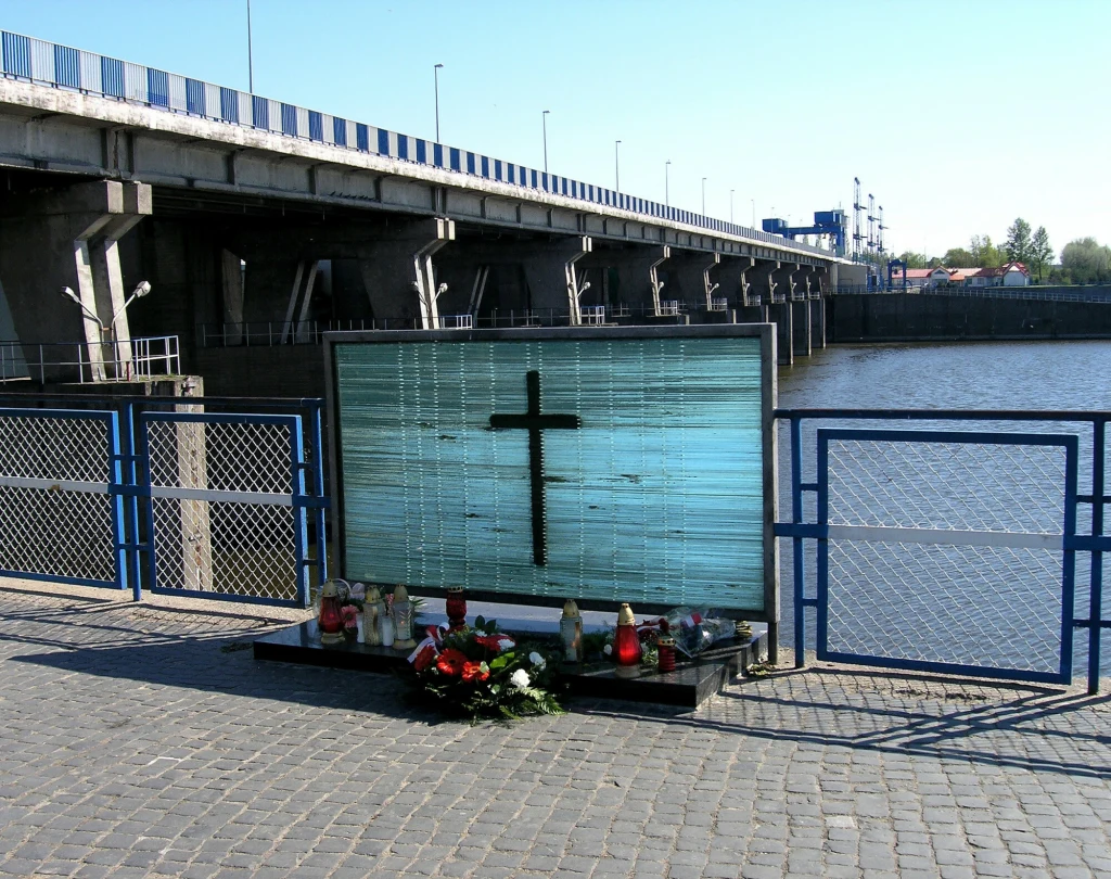Tablica upamiętniająca męczeńską śmierć ks. Jerzego Popiełuszki. Miejsce wrzucenia ks. Popiełuszki do Wisły przez funkcjonariuszy SB.