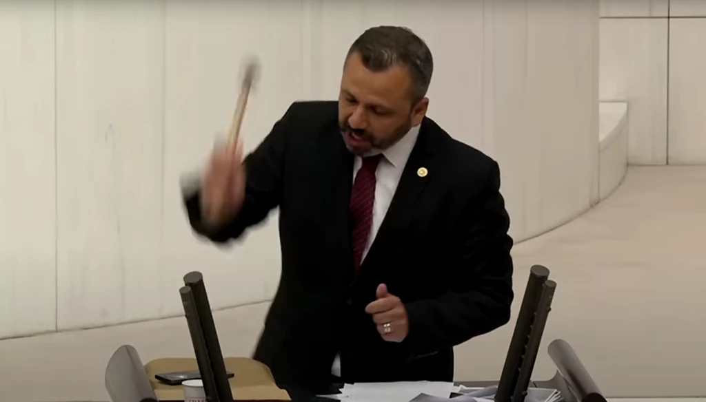 Burak Erbay, deputowany z laicystycznej Republikańskiej Partii Ludowej (CHP) rozbił swój smartfon młotkiem Burak Erbay, deputowany z laicystycznej Republikańskiej Partii Ludowej (CHP) rozbił swój smartfon młotkiem