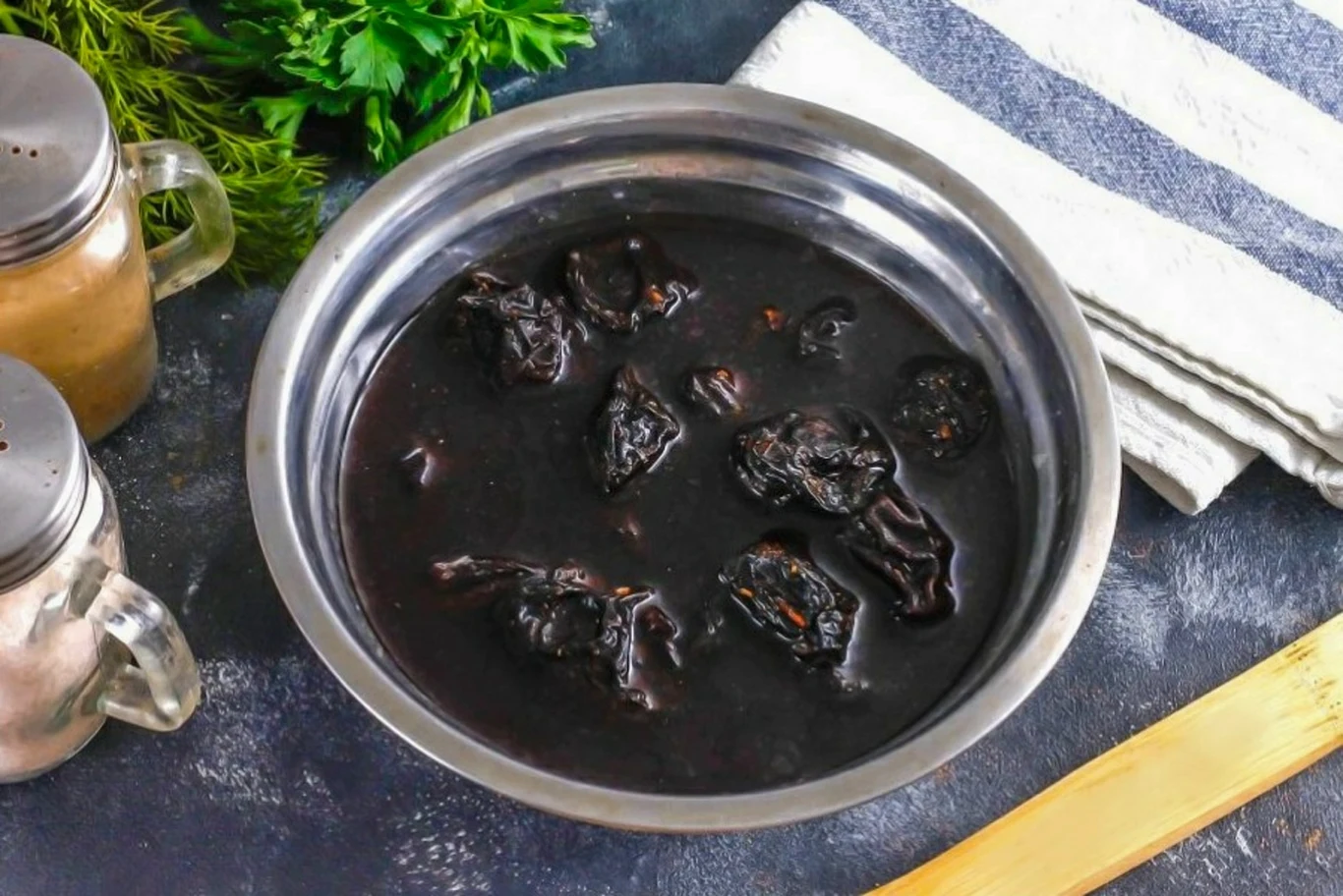 Przygotowanie soku z suszonych śliwek jest bardzo proste