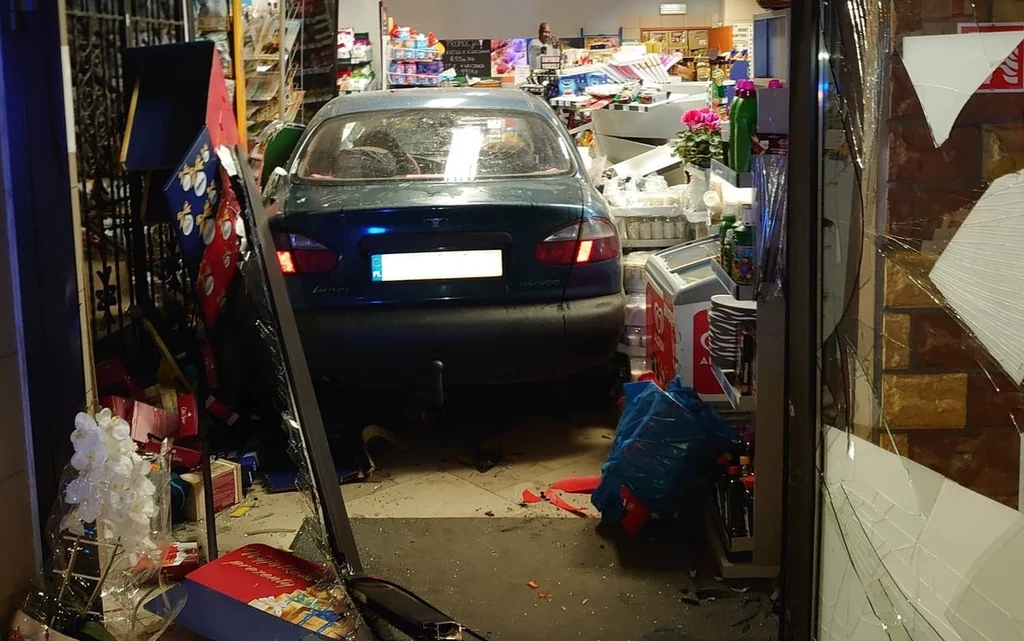 Kobieta wjechała autem do sklepu Kobieta wjechała autem do sklepu