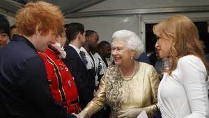 Ed Sheeran z królową Elżbietą II w 2012 r. (z prawej Kylie Minogue)
