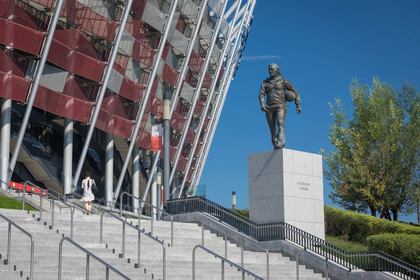 Pomnik Kazimierza Górskiego przed Stadionem Narodowym w Warszawie