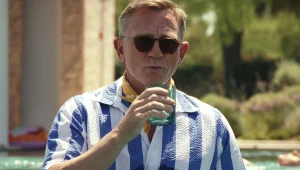 Daniel Craig w scenie z filmu "Glass Onion: Film z serii 'Na noże'"