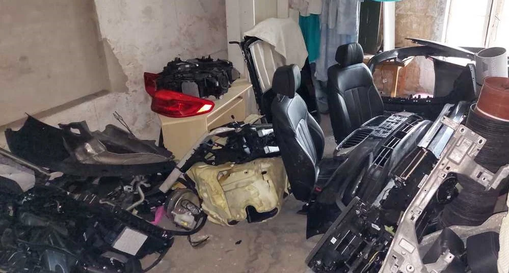Skradzione samochody były następnie rozkładane na części. 