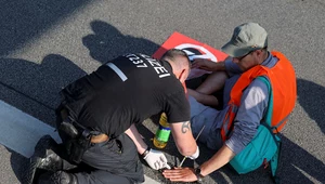 Policja za pomocą oleju odkleja aktywistów od asfaltu