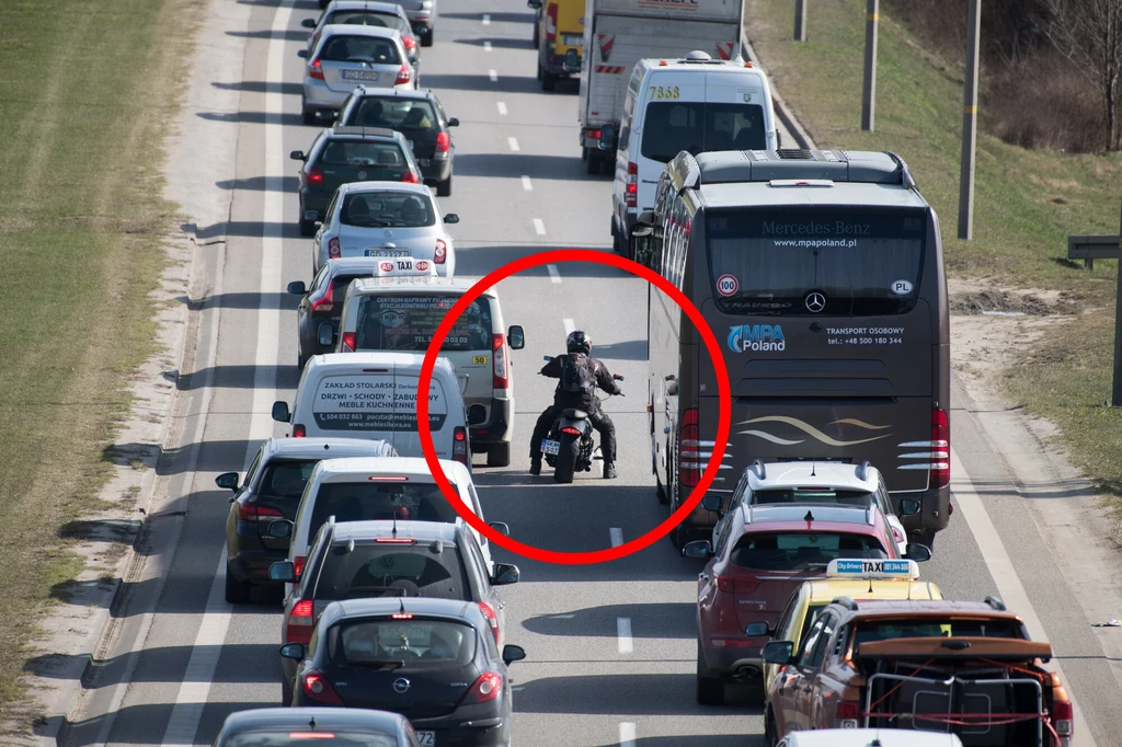 Tak, motocyklista może przejeżdżać między samochodami, ale musi to robić w obrębie pasa ruchu. Nie wolno mu jechać po lini