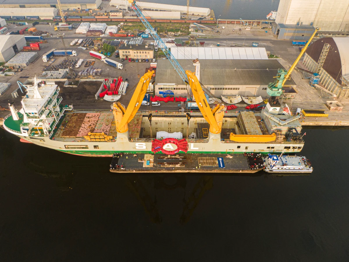 Największe elementy maszyny TBM znajdują się już na barkach zmierzających do Opola. Największe elementy maszyny TBM znajdują się już na barkach zmierzających do Opola.