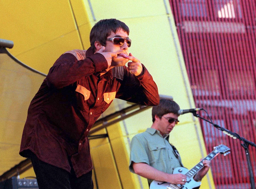 Oasis podczas koncertu w 1997 roku. Noel Gallagher gra na srebrnym Gibsonie, który ma być wisienką na torcie aukcji