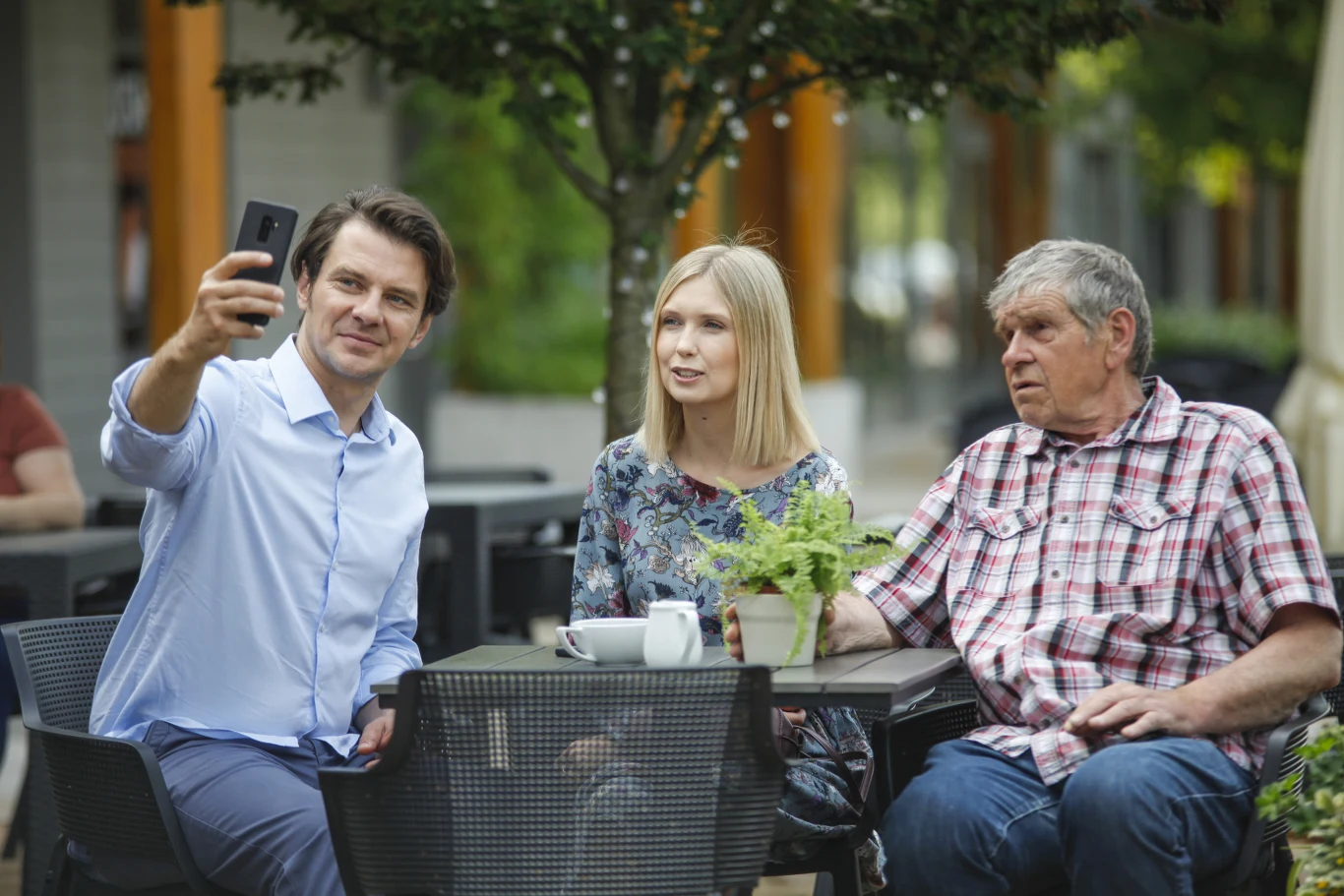 Marcin Kwaśny, Magdalena Górska i Lech Dyblik na planie serialu "Pierwsza miłość"