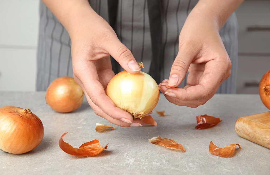 Do przygotowania wywaru z cebuli potrzebne są tylko dwa składniki 