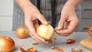 Nie wyrzucaj łupin z cebuli. Tak możesz je wykorzystać