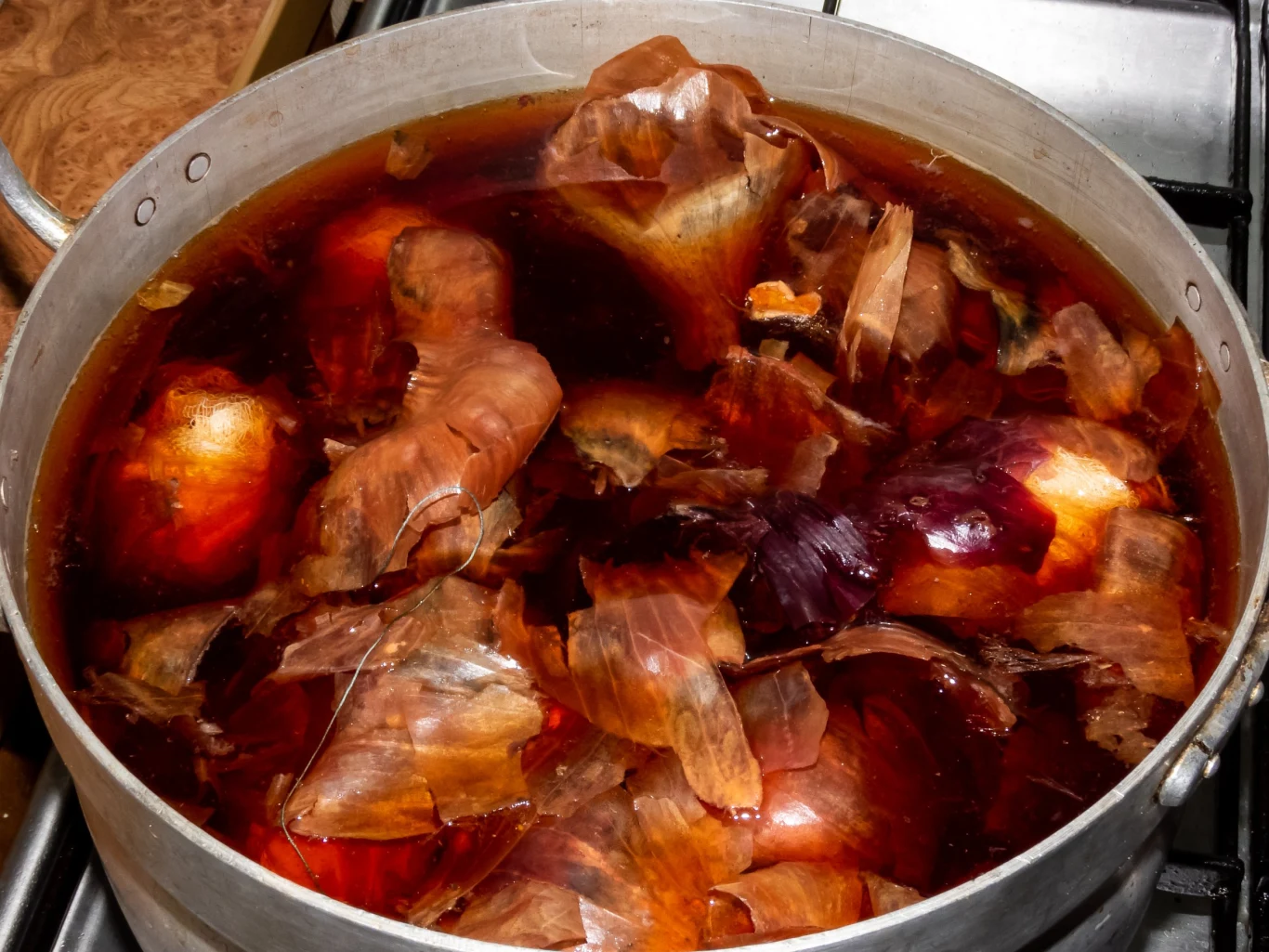 Łupiny z cebuli w ogrodzie mogą ci się przydać m.in. jako oprysk i nawóz do roślin Łupiny z cebuli w ogrodzie mogą ci się przydać m.in. jako oprysk i nawóz do roślin