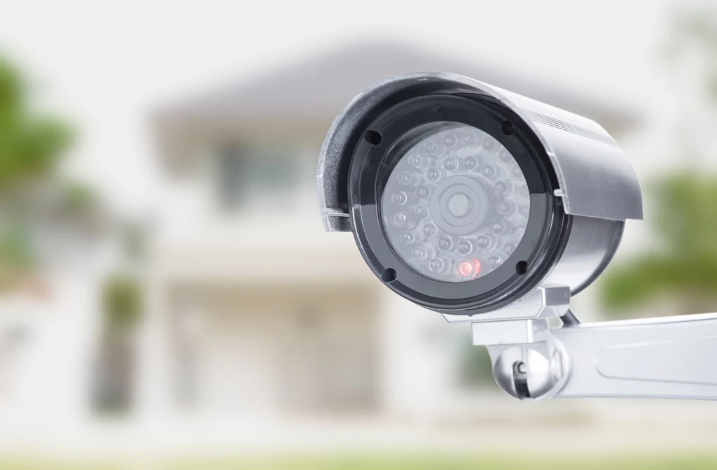 Jak zamontować kamerę monitoringu, by sąsiad nie mógł mieć pretensji?