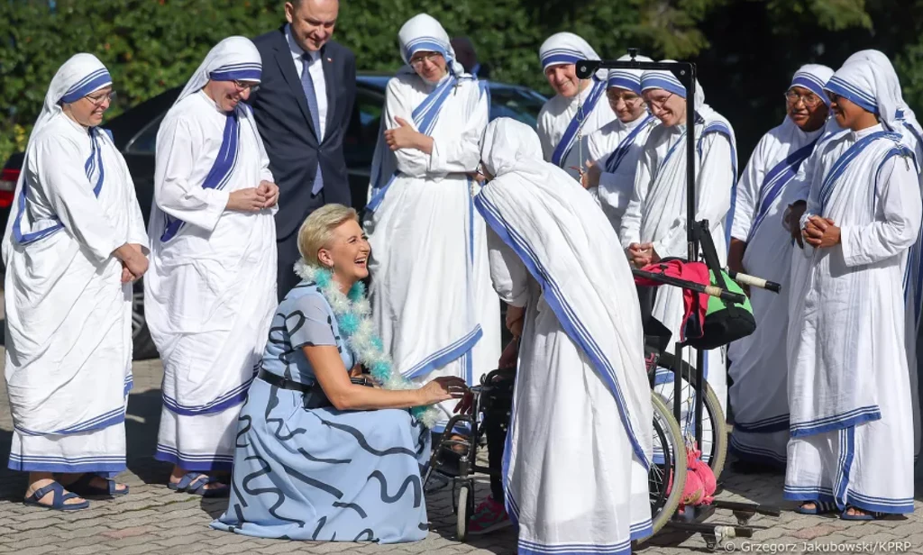 Agata Kornhauser-Duda z wizytą w u Sióstr Misjonarek Miłości Agata Kornhauser-Duda z wizytą w u Sióstr Misjonarek Miłości