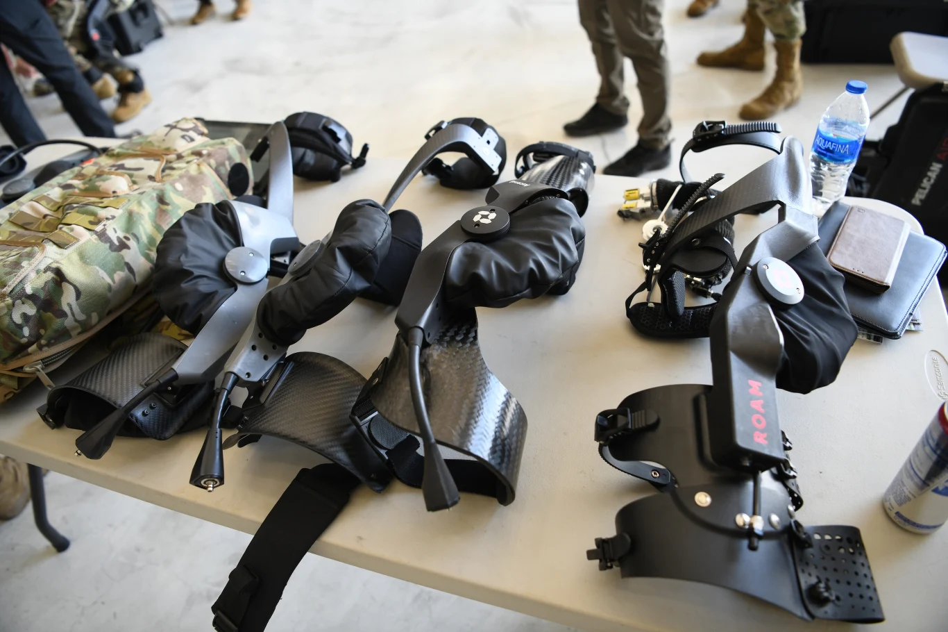 Napędzany pneumatycznie egzoszkielet, opracowała firma ROAM Robotics, która bierze udział w programie rozwoju technologii, zapoczątkowanym przez armię USA Napędzany pneumatycznie egzoszkielet, opracowała firma ROAM Robotics, która bierze udział w programie rozwoju technologii, zapoczątkowanym przez armię USA