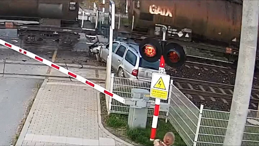 Moment wypadku uchwycił monitoring Moment wypadku uchwycił monitoring