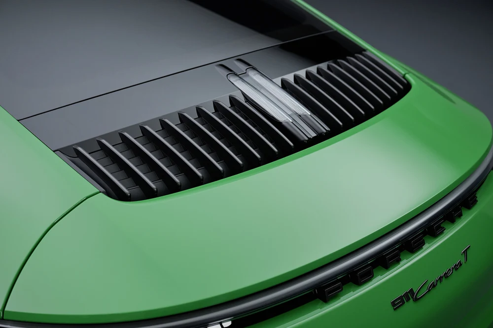 W Porsche 911 Carrera T nie brakuje detali w szarym i czarnym kolorze. W Porsche 911 Carrera T nie brakuje detali w szarym i czarnym kolorze.