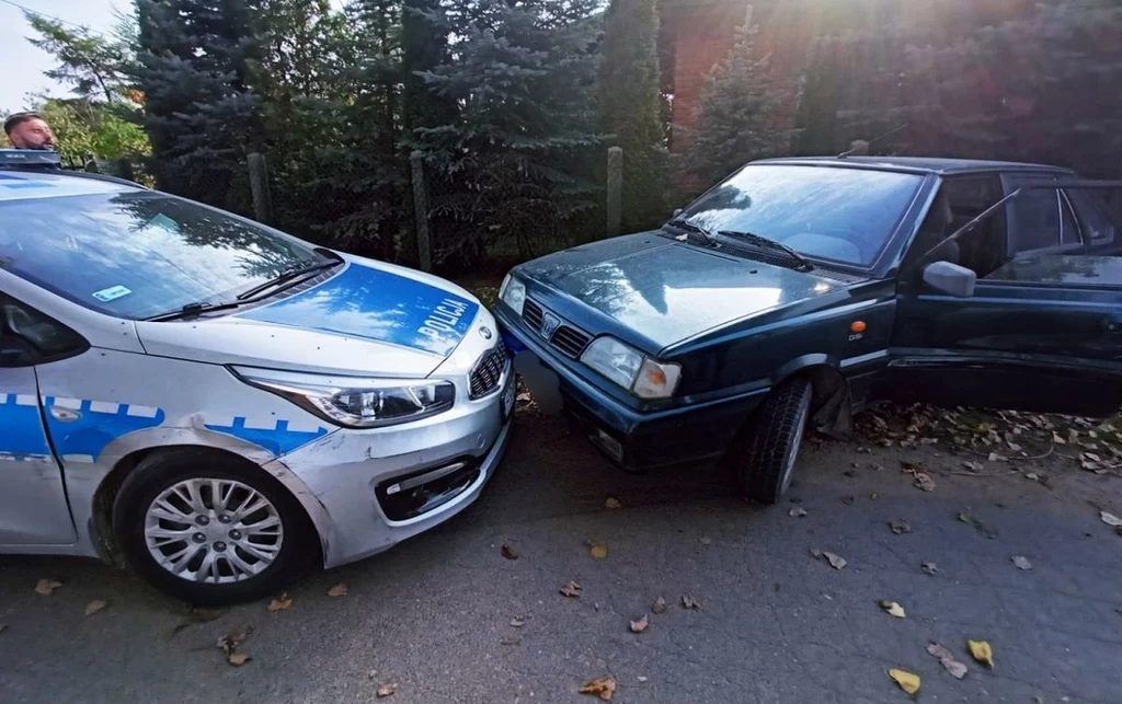 Pijany kierowca Poloneza potrącił policjanta i dwukrotnie uderzył w radiowóz