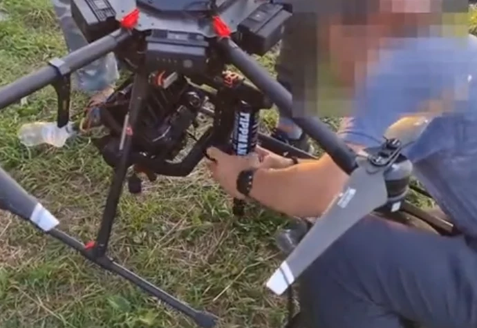 Mini-karabin maszynowy został zamocowany pod dronem na ruchomej platformie. Dzięki temu operator drona może precyzyjnie kierować ogień na cel.