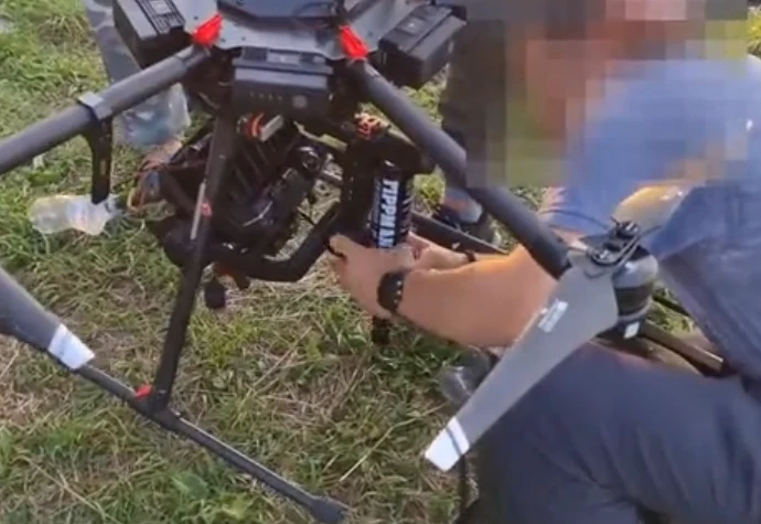 Mini-karabin maszynowy został zamocowany pod dronem na ruchomej platformie. Dzięki temu operator drona może precyzyjnie kierować ogień na cel. Mini-karabin maszynowy został zamocowany pod dronem na ruchomej platformie. Dzięki temu operator drona może precyzyjnie kierować ogień na cel.