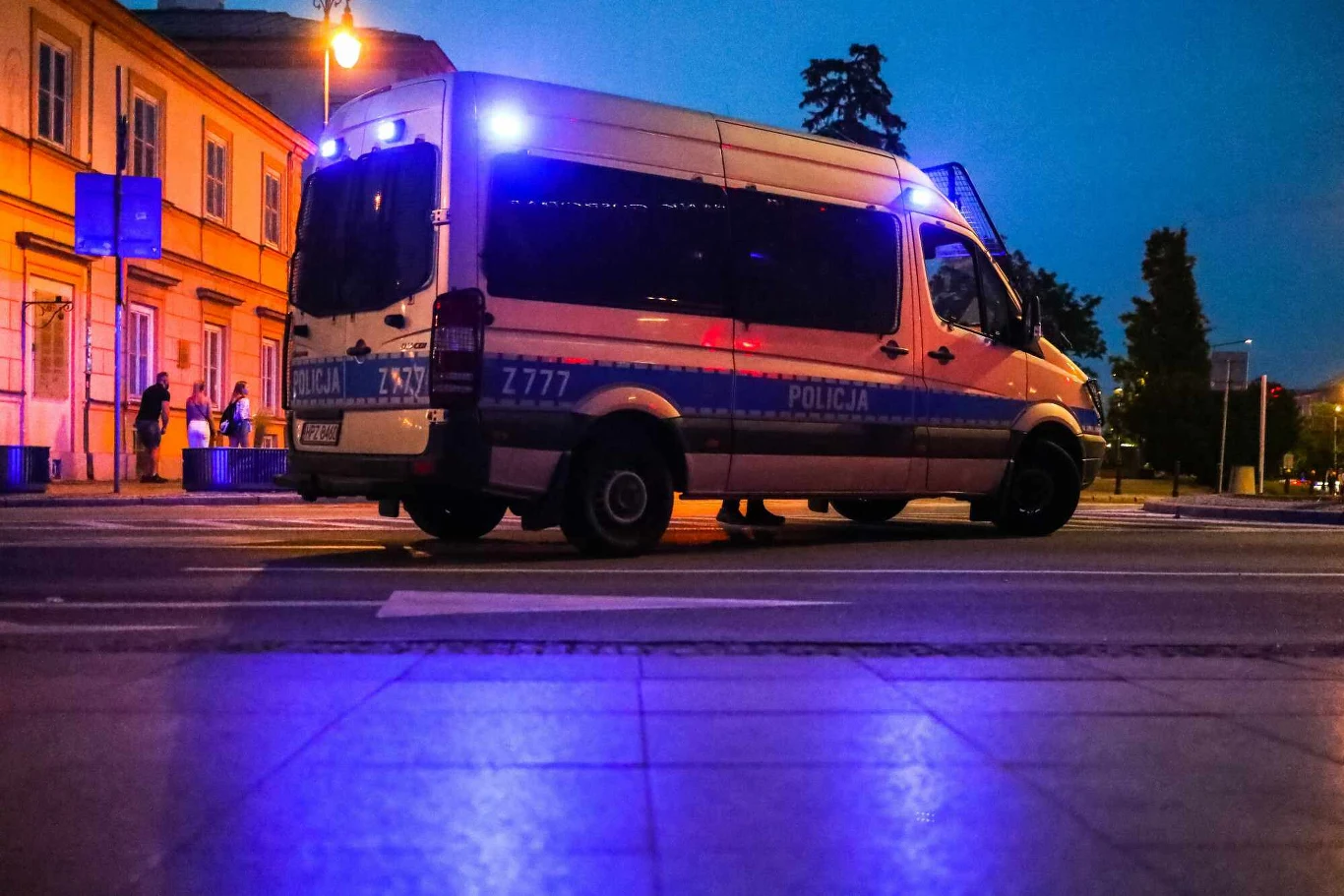 Polskie prawo przewiduje możliwość obywatelskiego zatrzymania osoby popełniającej czyn zabroniony Polskie prawo przewiduje możliwość obywatelskiego zatrzymania osoby popełniającej czyn zabroniony