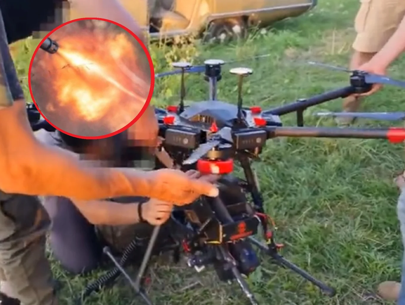 Ukraińscy konstruktorzy podczepili pod drona bojowego miniaturowy karabin maszynowy. Ukraińscy konstruktorzy podczepili pod drona bojowego miniaturowy karabin maszynowy.