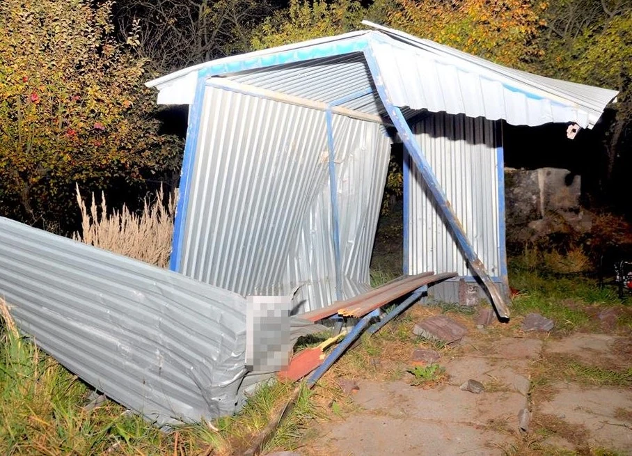 Kierowca BMW uszkodził studnię, wiatę przystankową i wjazd do jednej z posesji.