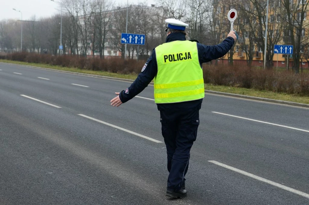 Lepiej zatrzymać się do kontroli policyjnej. Co jednak, jeśli kierowca tego nie zrobi?