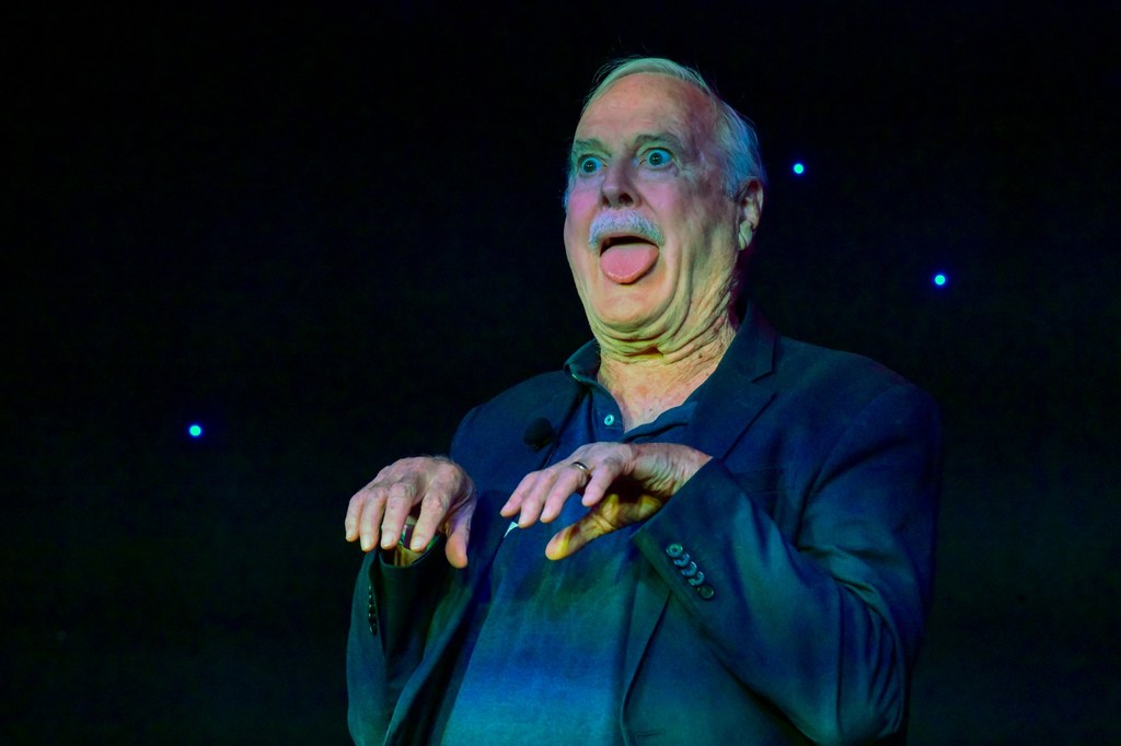 John Cleese zagrał w teledysku Bryana Adamsa