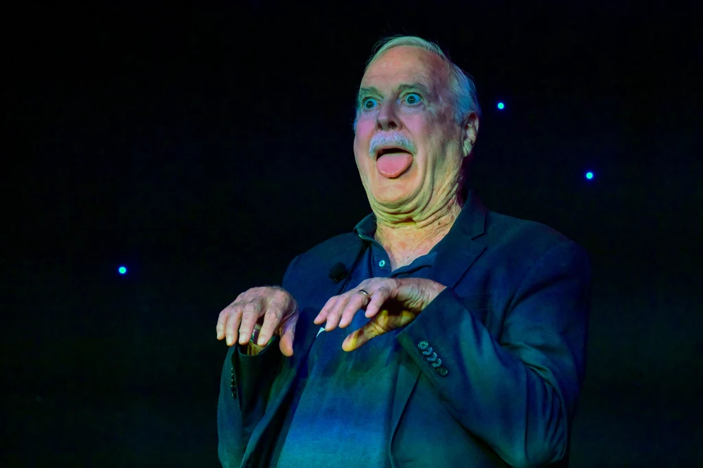 John Cleese zagrał w teledysku Bryana Adamsa