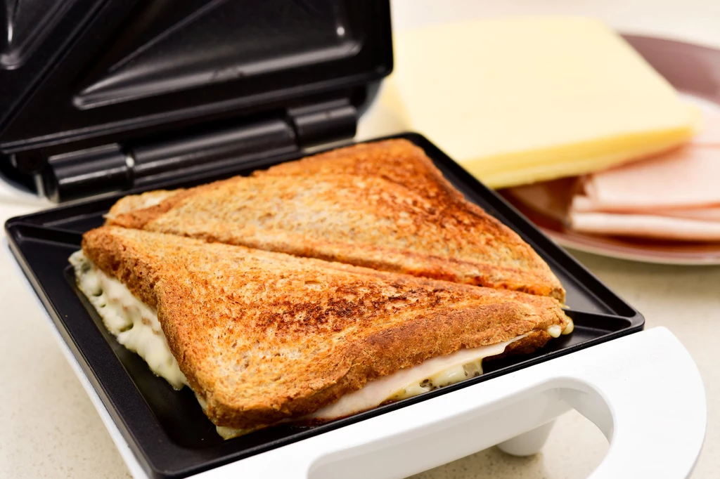Jak wyczyścić toster z zaschniętego sera?
