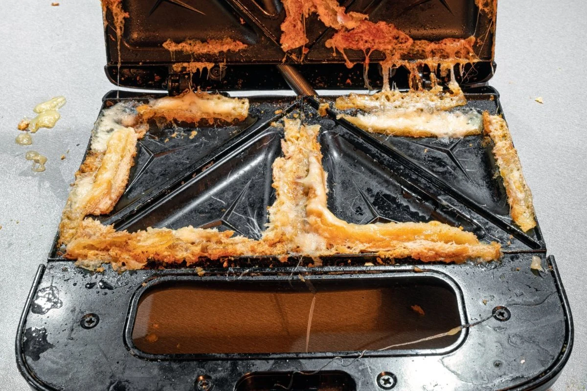 Toster musisz regularnie czyścić. Podobnie zresztą jak gofrownicę Toster musisz regularnie czyścić. Podobnie zresztą jak gofrownicę