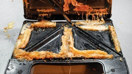 Toster musisz regularnie czyścić. Podobnie zresztą jak gofrownicę