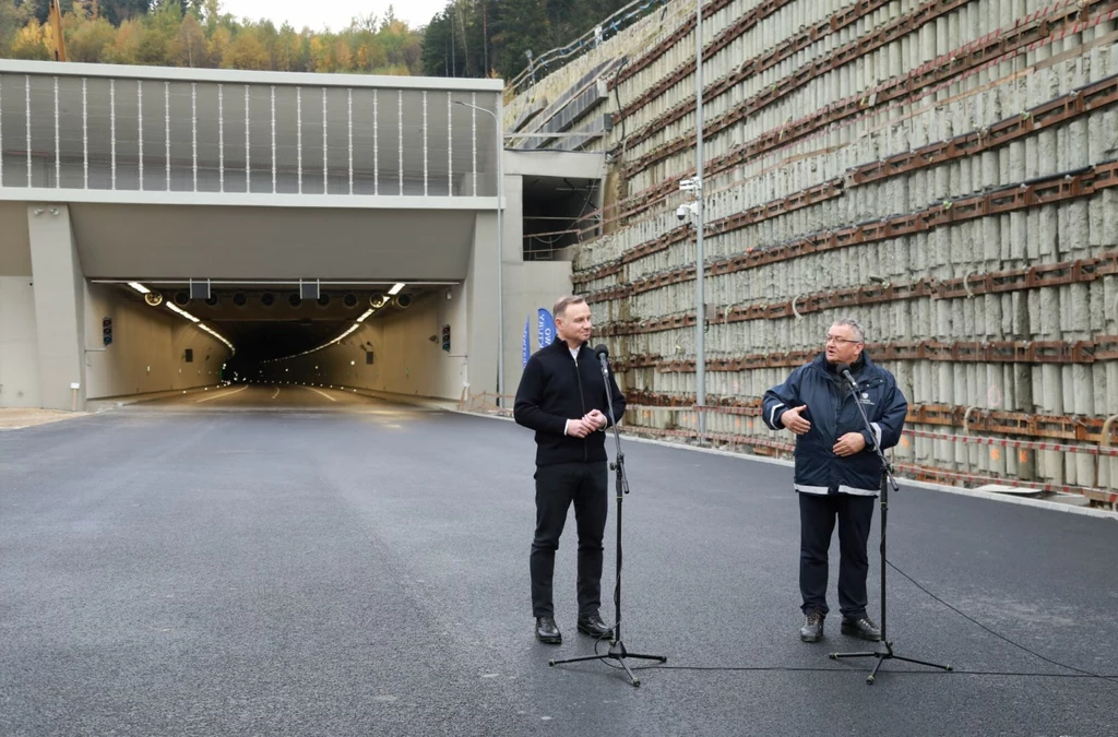 Prezydent Andrzej Duda i Minister Infrastruktury Andrzej Adamczyk przed tunelem na S7