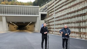 Prezydent Andrzej Duda i Minister Infrastruktury Andrzej Adamczyk przed tunelem na S7