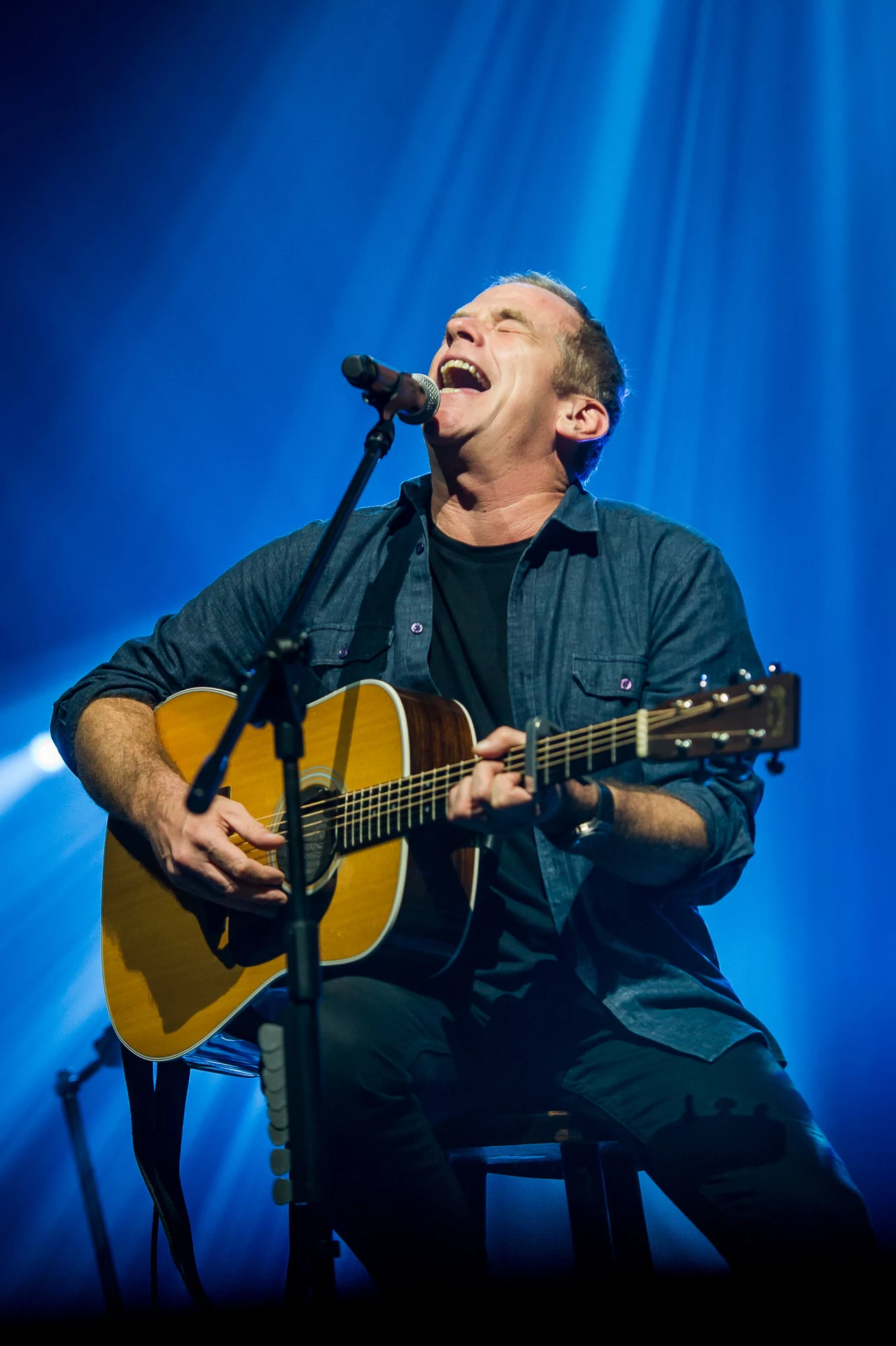 Rok 2001 to dla Garou praca na debiutancką płytą - "Seul". W projekt zaangażowały się takie sławy, jak Bryan Adams, Luc Plamondon, Richard Cocciante i Aldo Nowa. Praca z wielkimi muzycznego świata nie przyćmiła artyście własnej wizji płyty. Jego celem było zebranie na jednym krążku efektów pracy różnych kompozytorów, producentów i wszystkich otaczających go pomysłów tak, aby stworzyć dzieło unikalne. Rok 2001 to dla Garou praca na debiutancką płytą - "Seul". W projekt zaangażowały się takie sławy, jak Bryan Adams, Luc Plamondon, Richard Cocciante i Aldo Nowa. Praca z wielkimi muzycznego świata nie przyćmiła artyście własnej wizji płyty. Jego celem było zebranie na jednym krążku efektów pracy różnych kompozytorów, producentów i wszystkich otaczających go pomysłów tak, aby stworzyć dzieło unikalne.