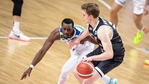 Koszykarz Anwilu Włocławek Phil Greene IV i Henri Kantonen z Karhu Kauhajoki