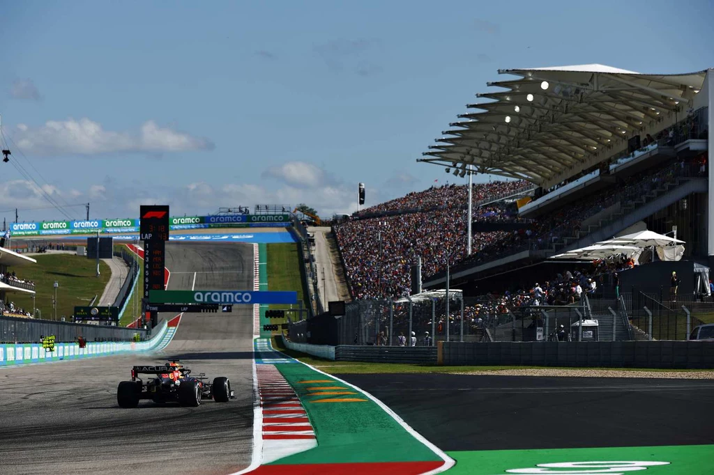 Max Verstappen wjeżdża na prostą startową na torze w Austin