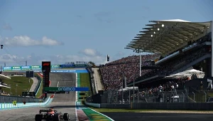 Max Verstappen wjeżdża na prostą startową na torze w Austin