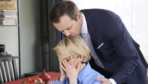 Bożena (Marieta Żukowska) wyzna mężowi (Lesław Żurek) całą prawdę
