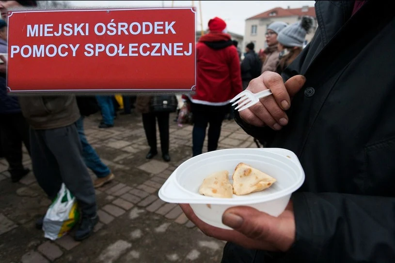 Coraz dłuższe kolejki po darmowe posiłki
