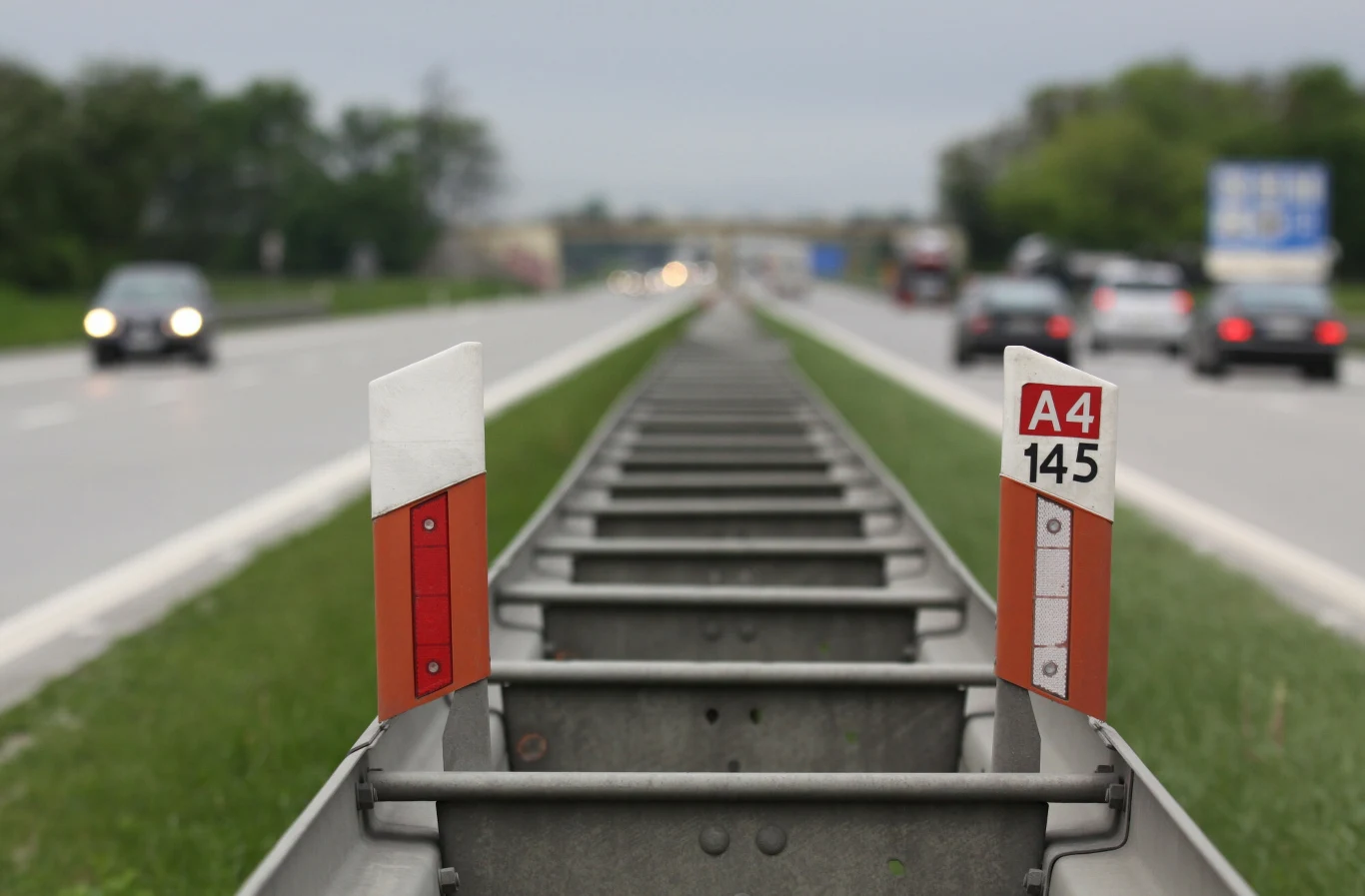 Słupki prowadzące informują o numerze drogi i kilometrze, na którym się znajdują.