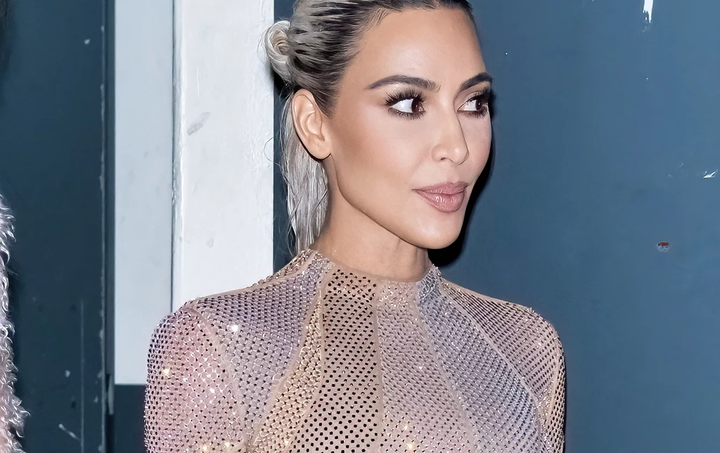 Kim Kardashian kusi w obcisłym kombinezonie
