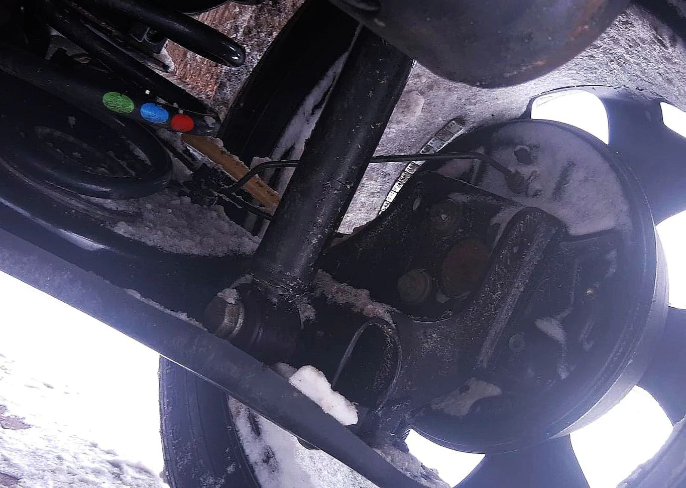 Za unieruchomienie hamulca ręcznego zimą odpowiada najczęściej korozja pancerzyków linek hamulcowych Za unieruchomienie hamulca ręcznego zimą odpowiada najczęściej korozja pancerzyków linek hamulcowych