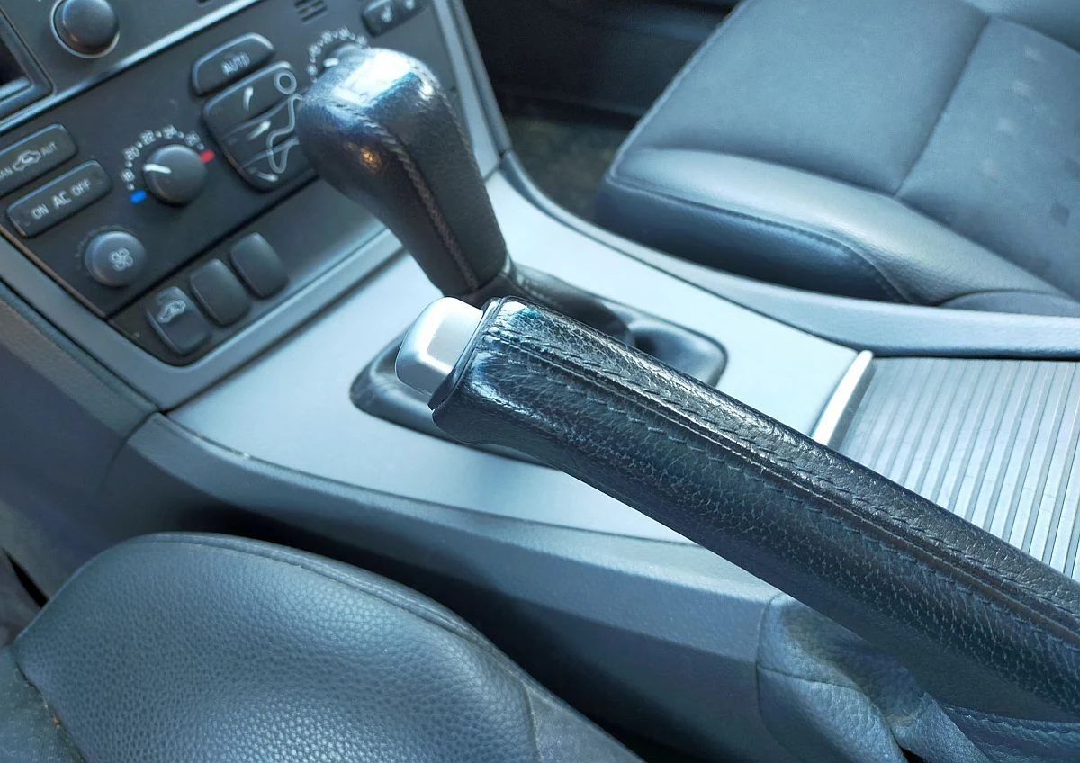 W starszych autach zaciąganie ręcznego w czasie mrozów może mieć opłakane skutki