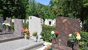 Ile kosztuje pomnik granitowy? Jakie są ceny u kamieniarzy?
