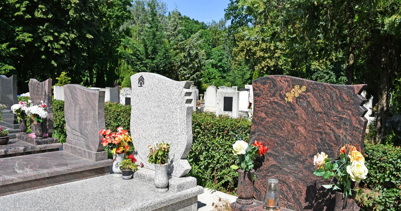 Ile kosztuje pomnik granitowy? Jakie są ceny u kamieniarzy?