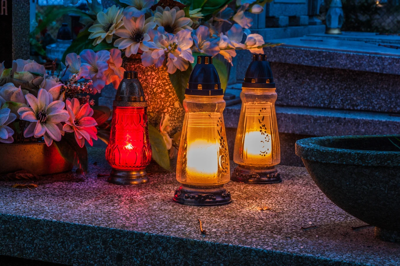 Wybierając znicz w sklepie, zwróć uwagę na kilka szczegółów, dzięki którym będzie się on palił dłużej