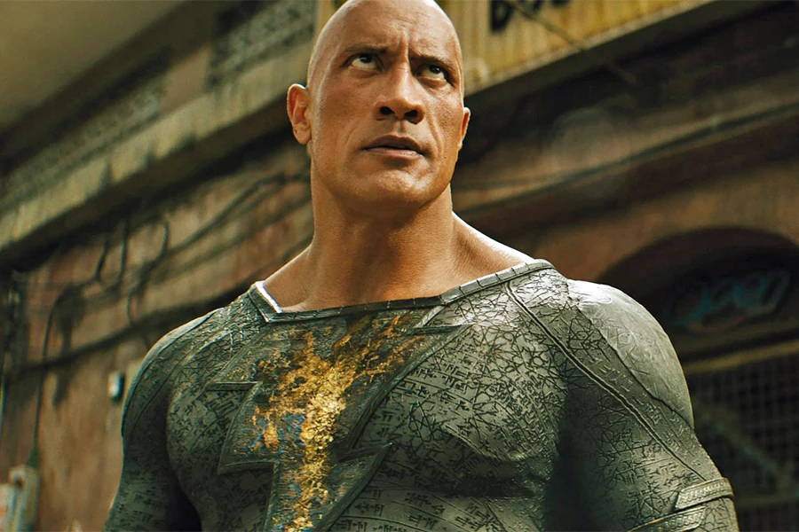 Dwayne Johnson w scenie z filmu "Black Adam"