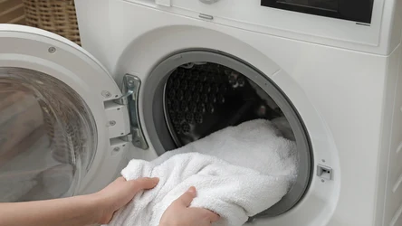 Zapomnij o wybielaczu. Twoje ubrania i tkaniny będą śnieżnobiałe, jeśli włożysz ten tani produkt do pralki